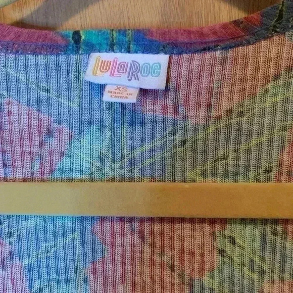 Lularoe Women’s Size  XS Sleevless Open Front Floral Print Vest - Picture 4 of 16